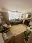 Spacious Family Home with garden, EV charger & Gym -  Privatzimmer