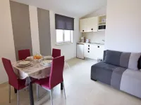 Modern poolside flat with game room acess タールのホテル
