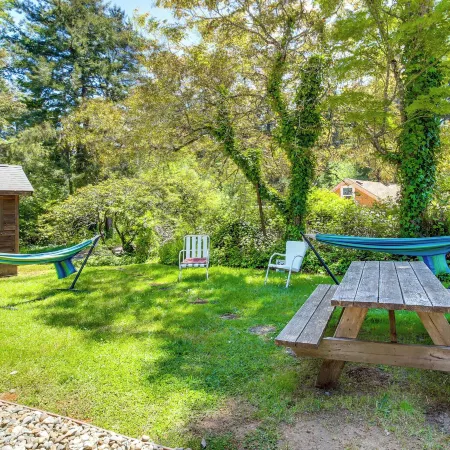 Hike to the Coast! Log Cabin on 5 Acres in Bandon