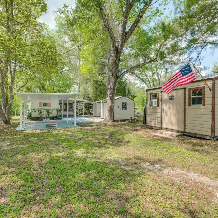 Bushnell Riverside Retreat w/ Hot Tub & Game Shed