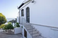 Lilium Gaeta Apartment by Mamo Florence