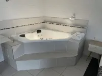 Coastal Bay Motel - Bathtub