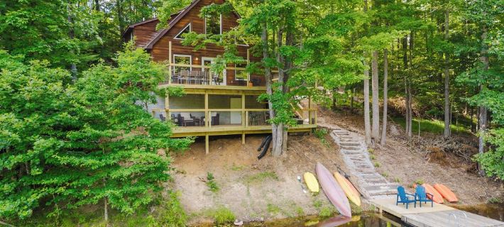 Lakeside Cabin: Private Dock - Canoe & Kayaks - HotTub -PetFriendly -Arcade Game Hôtels à&nbsp;: Comte de Wolfe