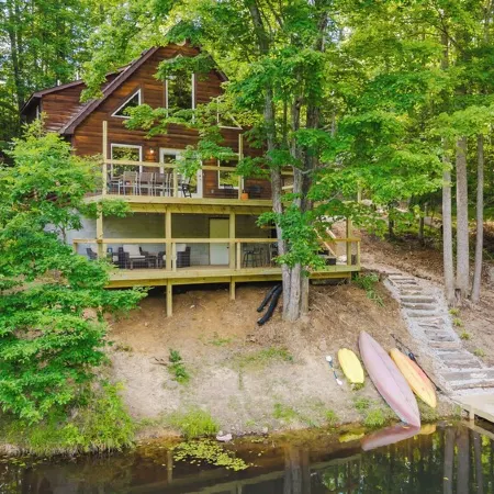 Lakeside Cabin: Private Dock - Canoe & Kayaks - HotTub -PetFriendly -Arcade Game Отели в г. Вулф Каунти