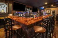 Super 8 by Wyndham Gananoque        Country Squire Resort - bar