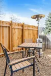Cozy Queen, Private Bathroom and Entryway - Condos