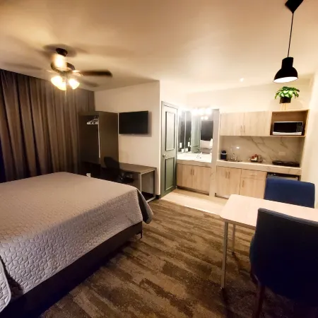 Barrio Inn Padre Mier Hostal & Suites Отели рядом с достопримечательностью «Торгово-офисный центр Pabellon M»