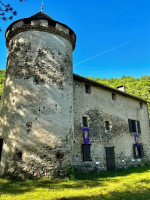 Castle on the Cliffs Private River, Summer Coolness - 4-Star