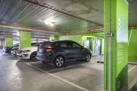 Holiday Inn WERRIBEE by IHG - parking