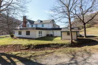 The Buckhorn - Lodging & Event Venue - 2-Star