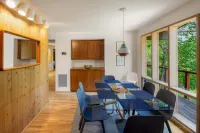 The Meadowlark - Midcentury Gem Minutes From Campus 3 Bedroom Home - 4 tähden