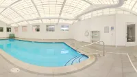 Spark by Hilton Danbury near University - Pools
