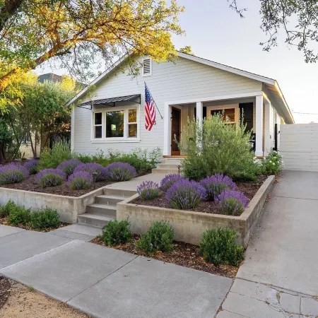 Lavender Porch by Avantstay Designer Bungalow + Fire Pit Near Downtown, Paso
