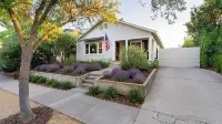 Lavender Porch by Avantstay Designer Bungalow + Fire Pit Near Downtown, Paso - 4-Star