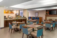 Comfort Suites Regency Park - Frühstück