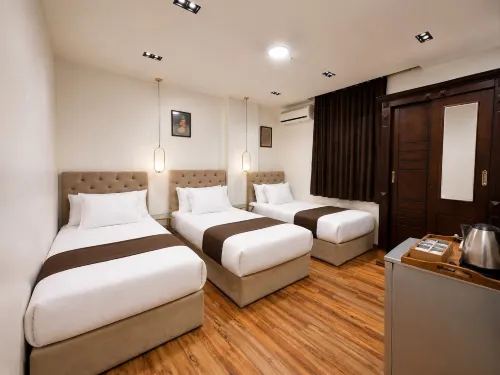 White Pyramids Inn - Inns