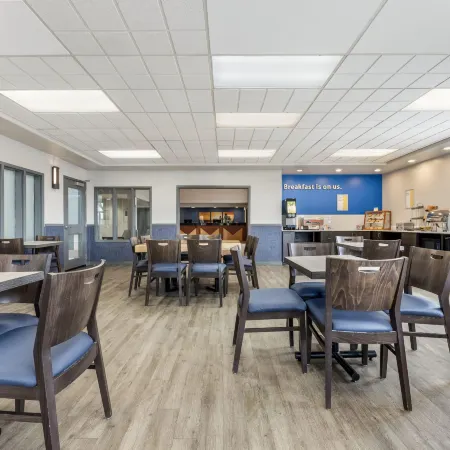 Days Inn & Suites by Wyndham Thunder Bay