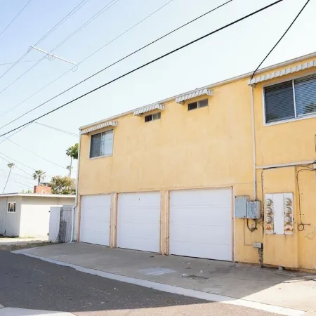 Guest Favorite! Easy Walk to Beach/Food & Shops + Private Parking