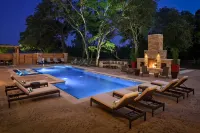 The Bevy Hotel Boerne - a Doubletree by Hilton - Pools