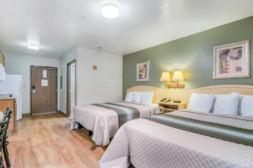 HomeTowne Studios & Suites Bentonville - parking
