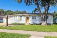Family-Friendly Waterloo Abode w/ Deck! - بيت ضيافة