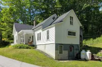Hot Tub! All-Season Ludlow Family Getaway - 2-Star
