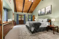 Loose Moose Lodge – Family Chalet, Fireplace, Ski! - 샬레 호텔