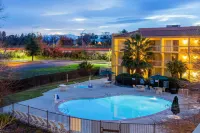 La Quinta Inn & Suites by Wyndham Redding - プール