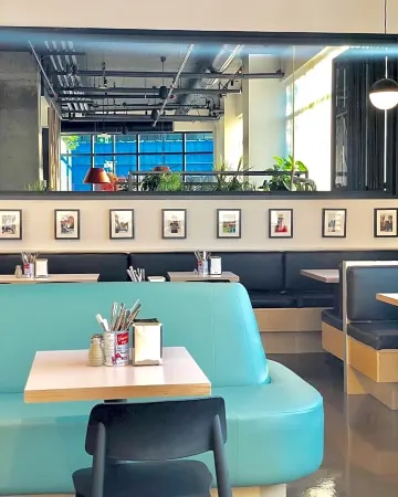 Alt Hotel Calgary East Village Отели рядом с достопримечательностью «Университет Летбридж Калгари Кампус»