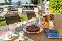 Tenuta Guinigi Antico Borgo di Matraia - Exclusive Holidays Apartments & Pool Hotels in Bagni di Lucca