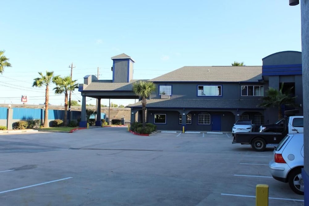 Sapphire Inn & Suites