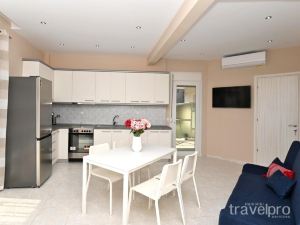 Sabbia Seafront Apartment 2 by Travelpro Serv