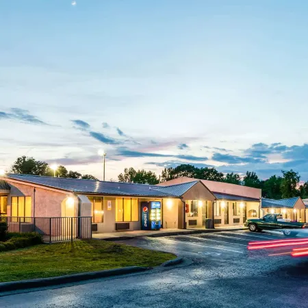 Super 8 by Wyndham Monroe
