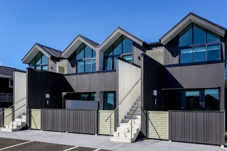 The Strand Отели рядом с достопримечательностью «Те-Рева-Рева»