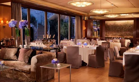 Four Seasons Hotel Milano Отели рядом с достопримечательностью «Миланский университет Бикокка»