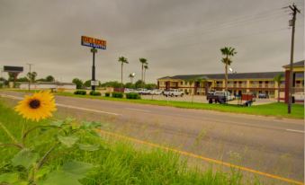 Deluxe Inn and Suites