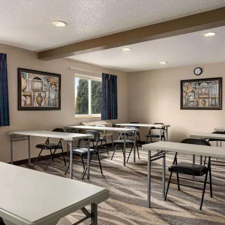 Super 8 by Wyndham Joliet I-55 N/Chicago