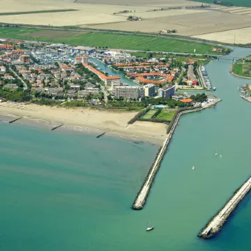 Studio with Balcony and Pool
