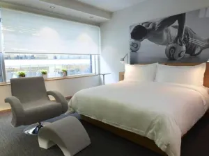 Le Germain Hotel Maple Leaf Square