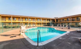 Quality Inn & Suites Near Downtown Bakersfield