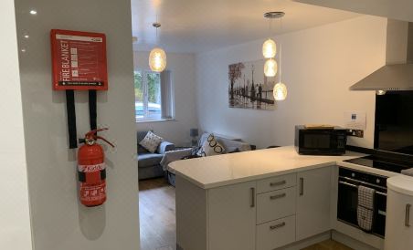 Stylish and Immaculate 2-Bed Apartment in Leigh - Housity