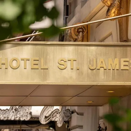 Hotel St. James Отели рядом с достопримечательностью «Концертный зал Playstation Theater»