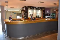 Premier Inn Dublin Airport Hotel - bar