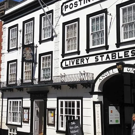 The Angel Posting House & Livery Отели рядом с достопримечательностью «Университет Суррей»