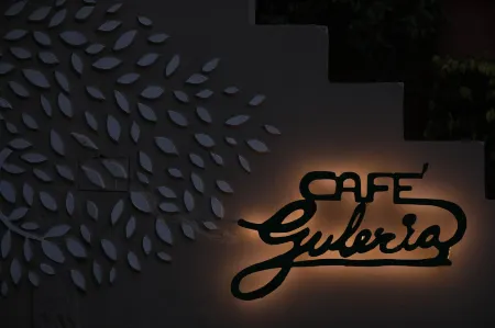 Guleria Kothi at Ganges Отели рядом с достопримечательностью «Маникарника»