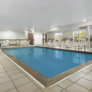 Holiday Inn Express & Suites ELYRIA by IHG