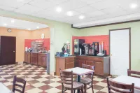 Howard Johnson by Wyndham North Bergen Hotels in Weehawken