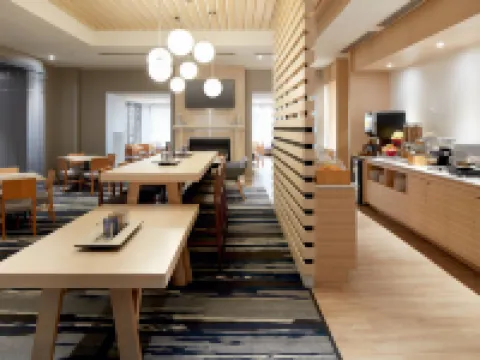 フェアフィールド イン & スイーツ バイ マリオット モントリオール エアポート ドルヴァルのホテル