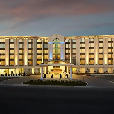 Holiday Inn & Suites MONTREAL AIRPORT by IHG Các khách sạn gần Trụ sở chính Air Canada Headquarters
