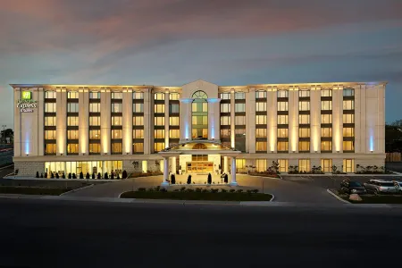 Holiday Inn & Suites MONTREAL AIRPORT by IHG
